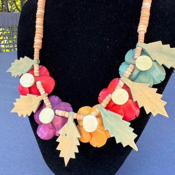 Stunning Tropical Hibiscus Floral Statement Necklace - Handcarved Wood - Picture 9 of 17